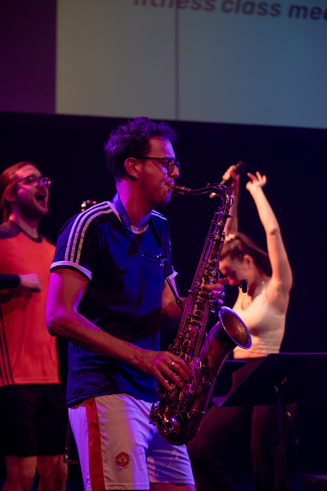 Saxophonist auf der Bühne