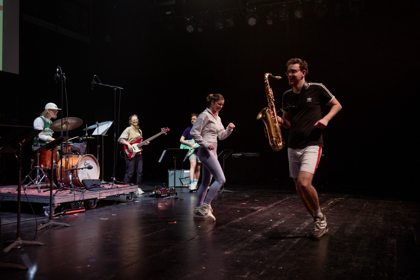 Band und Tänzerin in Aktion